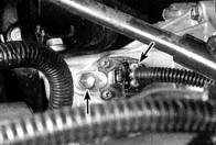 2. Отсоедините разъем подключения датчика скорости (указан стрелкой), открутите