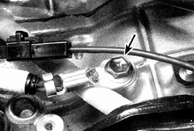 5. Отсоедините провод массы от коробки передач (на фото стрелкой указан болт,