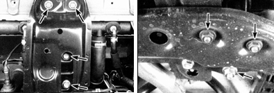 16. Открутите четыре передних болта поперечины крепления (указаны стрелками на