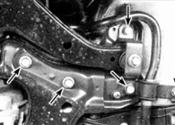 17. Открутите пять болтов (указаны стрелками) на каждой из сторон поперечины