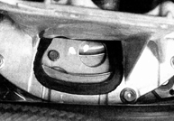 23. Снимите кожух гидротрансформатора. Отметьте положение установки гидротрансформатора