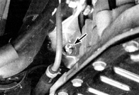 24. Открутите нижние болты крепления коробки передач к двигателю: три нижних