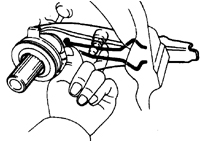 3. Снимите вилку выключения сцепления с оси с шаровой головкой, затем снимите
