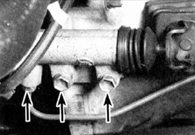 3. Отсоедините гидравлическую трубку рабочего цилиндра. Если имеется, используйте