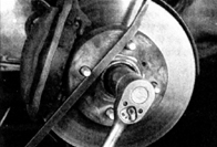 5. Открутите и снимите гайку крепления полуоси и шайбу. Для того, чтобы ступица