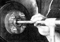 6. Для того, чтобы достать полуось из шлицов ступицы, ударьте по концу вала молотком