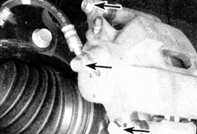 7. Открутите и достаньте болты, указанные верхней и нижней стрелками. На суппорте