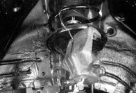 9. Подвесьте его на пружине подвески при помощи куска проволоки; не позволяйте