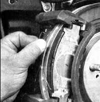 10. Снимите верхнюю противошумовую пружину...