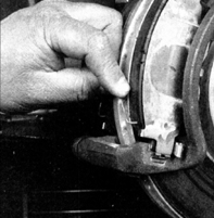 11. ... и нижнюю противошумовую пружину; не забывайте, что на суппортах некоторых