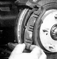 13. ... и, если установлена, внутреннюю прокладку с внешней тормозной колодки.