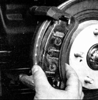 14. Снимите внешнюю тормозную колодку.