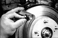 18. Снимите четыре крепежные пластинки тормозных колодок. Осмотрите пластинки