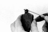 19. Снимите индикатор износа со старой внутренней тормозной колодки и установите