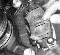 20. Установите крепежные пластинки тормозной колодки, новую внутреннюю тормозную