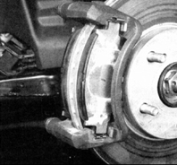 21. Установите крепежные пластинки, внешнюю тормозную колодку и прокладки.