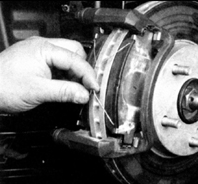 22. Установите верхнюю и нижнюю противошумовые пружины. Проверьте, чтобы обе