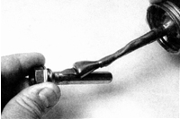 24. Нанесите слой высокотемпературной смазки на штифты суппорта модели PE54 перед