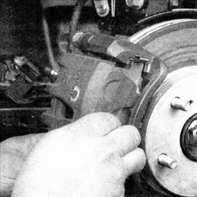 25. Установите суппорт и затяните болты крепления суппорта до требуемого момента