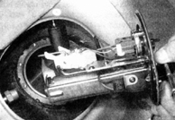 7. Осторожно достаньте из топливного бака топливный насос в сборе с датчиком.