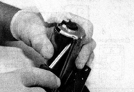 8. Осторожно поддев нижнюю часть насоса достаньте насос из кронштейна.