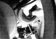 1. Когда ключ находится в положении подачи питания на электрооборудование автомобиля