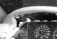 3. Открутите крепежные винты крепления и достаньте приборный щиток вперед.