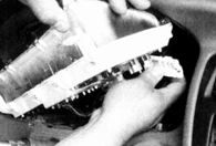 4. Отсоедините разъемы подключения и снимите приборный щиток.