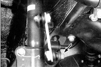 2. Открутите гайки крепления штанги стабилизатора (гайка крепления – указана