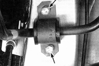 3. Открутите болты крепления зажимов втулок стабилизатора поперечной устойчивости