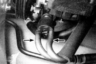 10. Под днищем автомобиля отсоедините два вакуумных шланга (указаны стрелками)