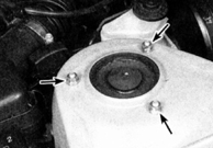 5. Удерживая одной рукой стойку подвески с пружиной, открутите гайки верхнего