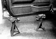 2. Разместите домкрат или козлы под дверью или попросите помощника поддерживать