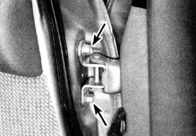 4. Перед ослаблением или отвинчиванием болтов (указаны стрелками) нанесите отметки